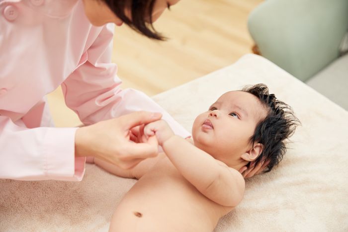 1633515845635664.jpg 攝圖網_501694446_高檔月子中心護工和嬰兒互動(企業(yè)商用).jpg