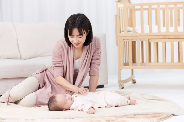 1633857384699994.jpg 攝圖網(wǎng)_501728710_照顧嬰兒寶寶入睡的月嫂保姆(企業(yè)商用).jpg