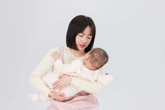 1634869721159973.jpg 攝圖網(wǎng)_501725324_抱著嬰兒小寶寶的月嫂(企業(yè)商用).jpg