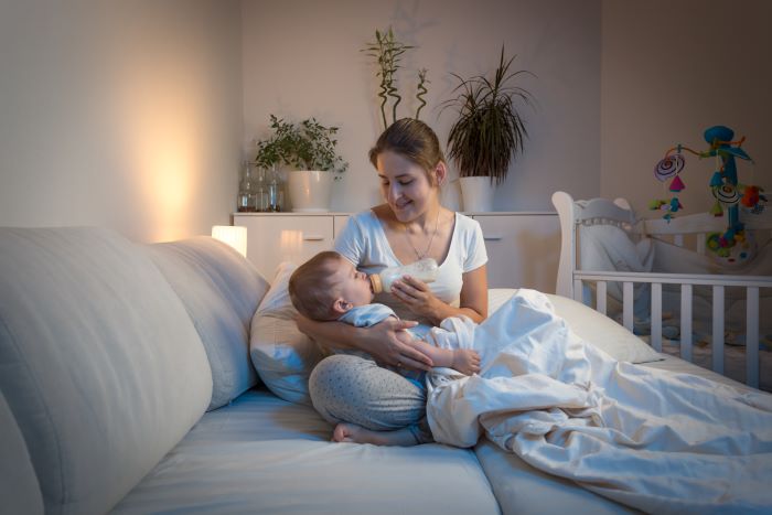 1639215552496596.jpg 攝圖網(wǎng)_304213041_正在喝夜奶的小寶寶(企業(yè)商用)1.jpg