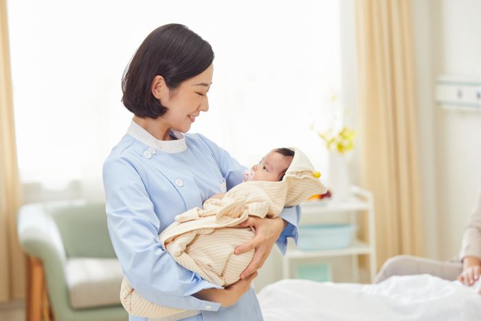 1641525109398976.jpg 攝圖網(wǎng)_501694182_高檔月子中心護(hù)工和嬰兒互動(dòng)(企業(yè)商用).jpg