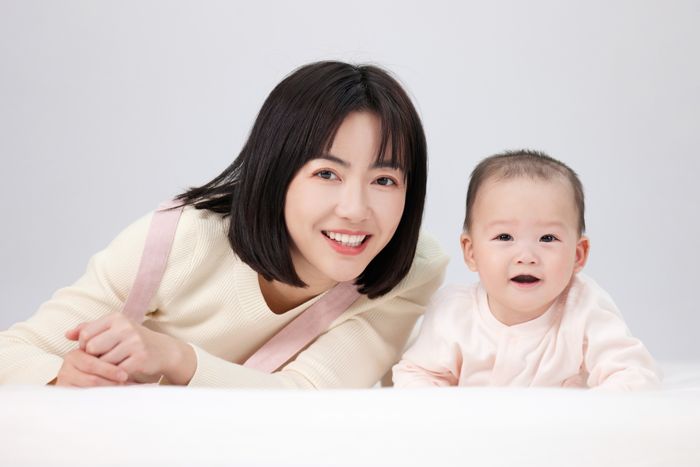 1646299886189920.jpg 攝圖網(wǎng)_501725321_嬰兒與月嫂的溫馨互動(企業(yè)商用).jpg