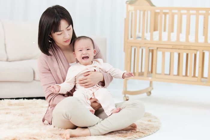 1648535917178696.jpg 攝圖網(wǎng)_501725428_安撫哭泣嬰兒的月嫂(企業(yè)商用).jpg