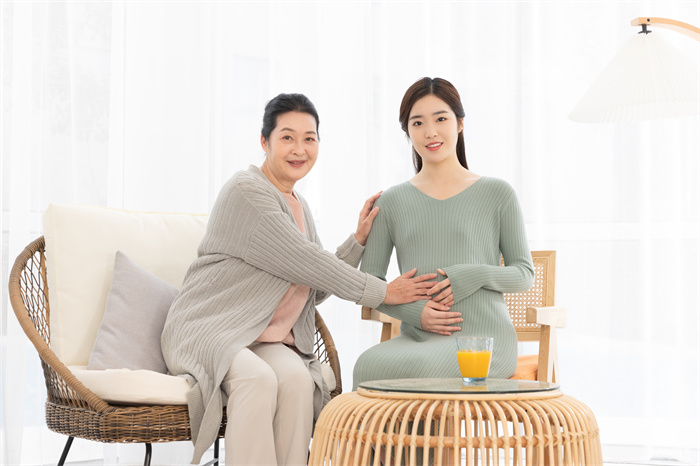 1651142232674220.jpg 攝圖網(wǎng)_501720070_母親居家照顧懷孕的女兒(企業(yè)商用).jpg