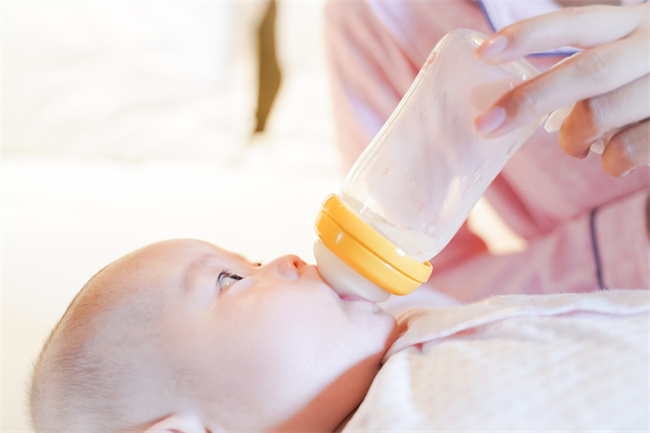 1656754249273984.jpg 攝圖網(wǎng)_501655645_媽媽給寶寶用奶瓶喂奶(企業(yè)商用).jpg