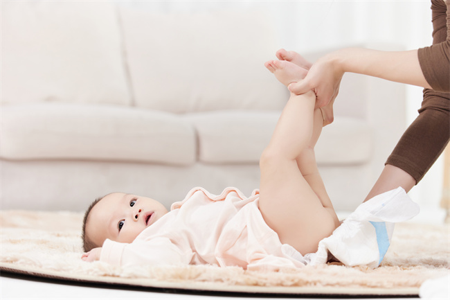 1658567014784115.jpg 攝圖網(wǎng)_501725379_母親給嬰兒寶寶更換尿布(企業(yè)商用).jpg