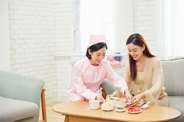 1658825750466395.jpg 攝圖網(wǎng)_501692299_月子中心護工給產(chǎn)婦準備月子餐(企業(yè)商用).jpg