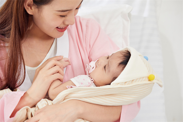 1659086166773688.jpg 攝圖網(wǎng)_501694235_月子中心寶媽和寶寶溫馨互動(dòng)(企業(yè)商用).jpg