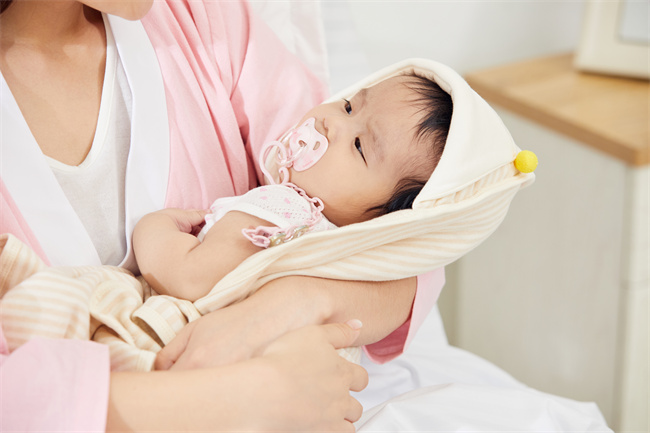 1659086356270138.jpg 攝圖網(wǎng)_501694236_年輕媽媽抱著嬰兒(企業(yè)商用).jpg