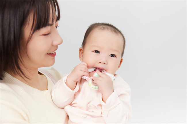 1661854377168008.jpg 月嫂陪寶寶玩耍.jpg