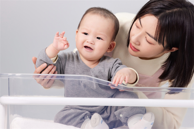 1662686089105247.jpg 攝圖網(wǎng)_501725307_怕生的嬰兒排斥月嫂的小寶寶(企業(yè)商用).jpg