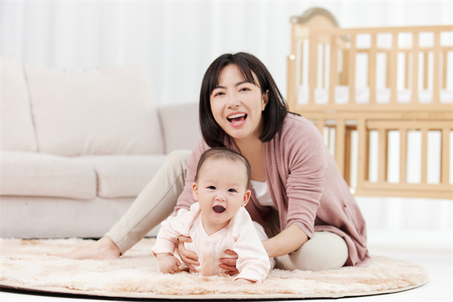 1662861783367307.jpg 攝圖網(wǎng)_501728694_開心的嬰兒寶寶和月嫂形象(企業(yè)商用).jpg