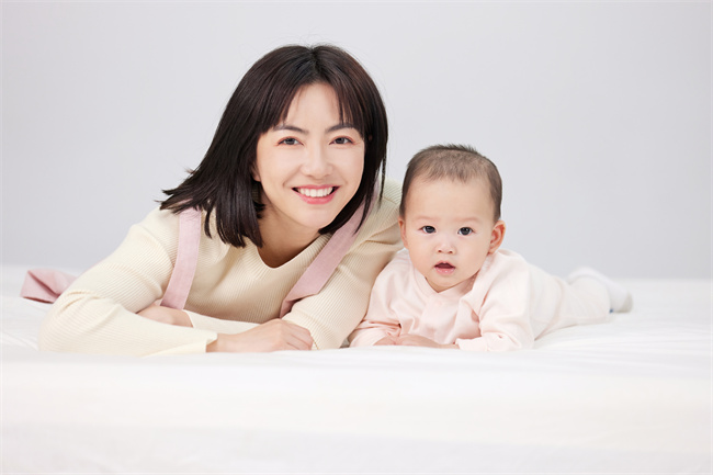 1663031386117164.jpg 攝圖網(wǎng)_501728687_月嫂與新生幼兒形象(企業(yè)商用).jpg