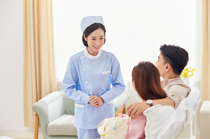 1663550226120730.jpg 攝圖網(wǎng)_501693712_月子中心護(hù)工問(wèn)候新生兒父母(企業(yè)商用).jpg